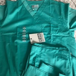 Wonder Wink Scrubs in Mint